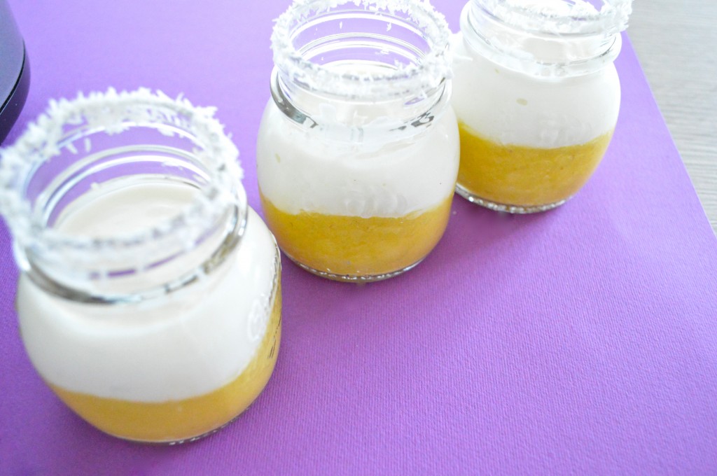Mini-smoothies al mango, yogurt e ananas