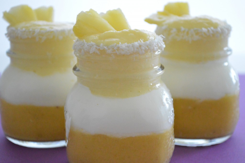 Mini-smoothies al mango, yogurt e ananas
