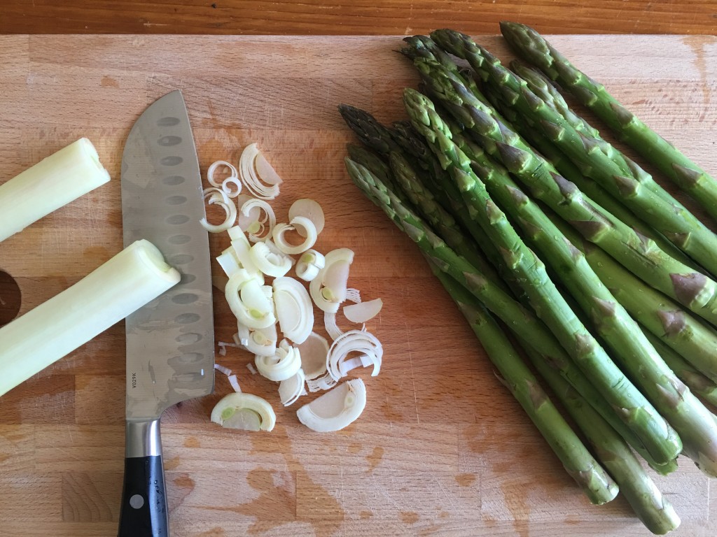 Quiche salata agli asparagi, porri e provola